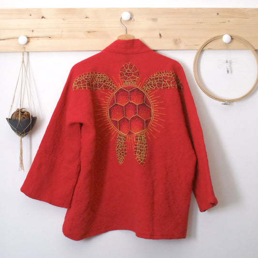 Progettazione capi personalizzati: avvolgenti casacche ispirate alla persona.