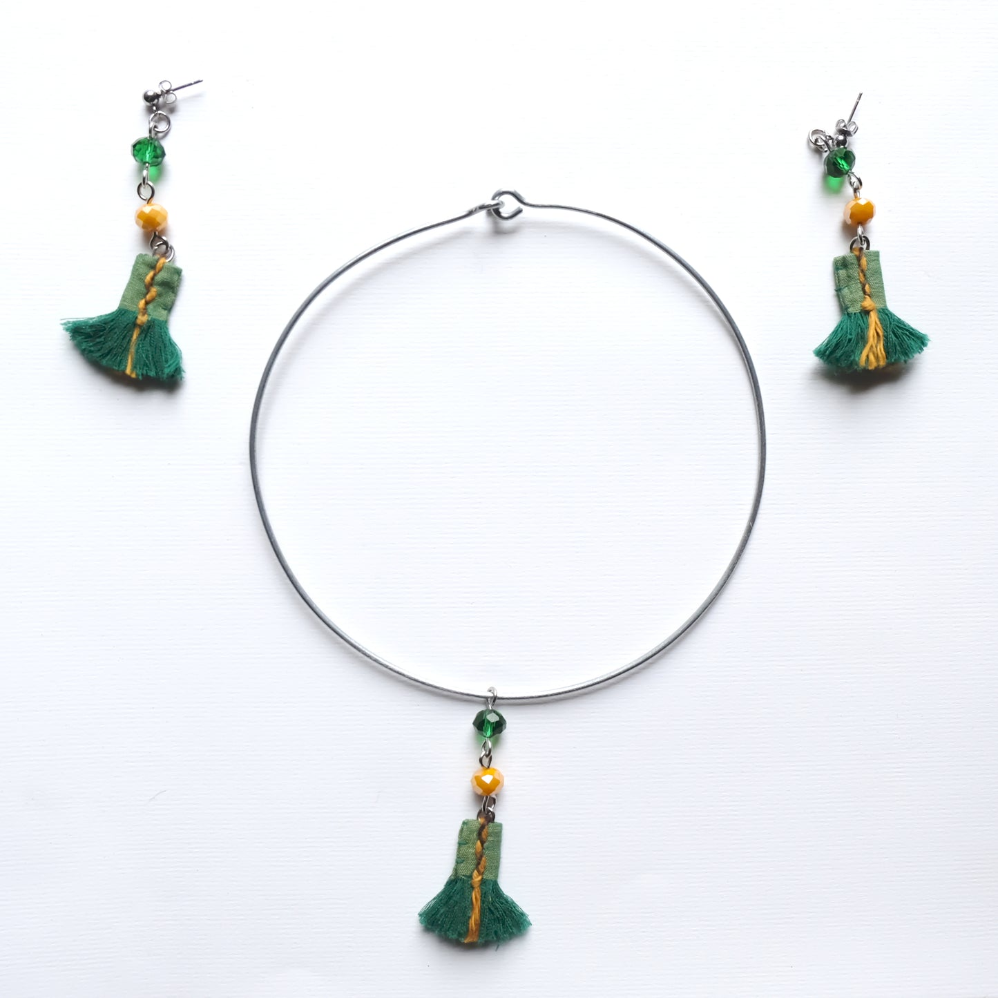 Collana rigida con ciondolo verde/giallo