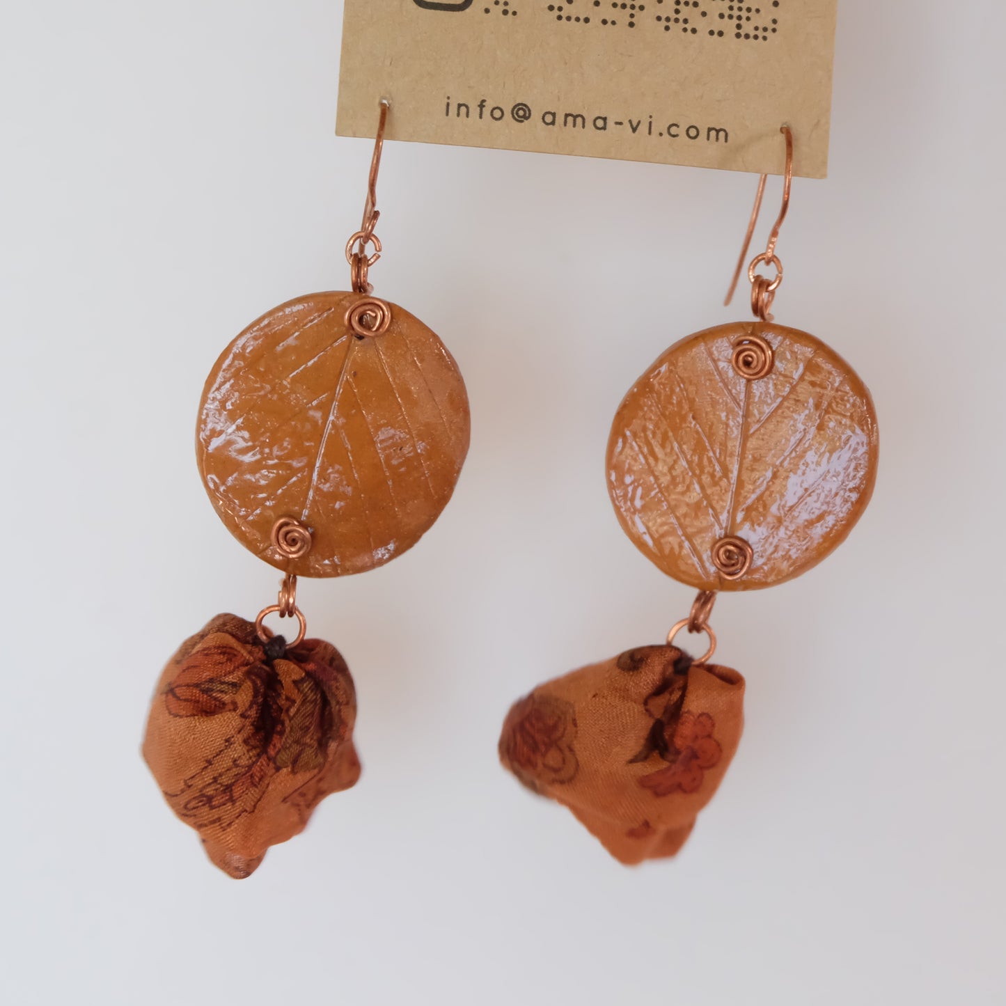 Orecchini in seta e ceramica