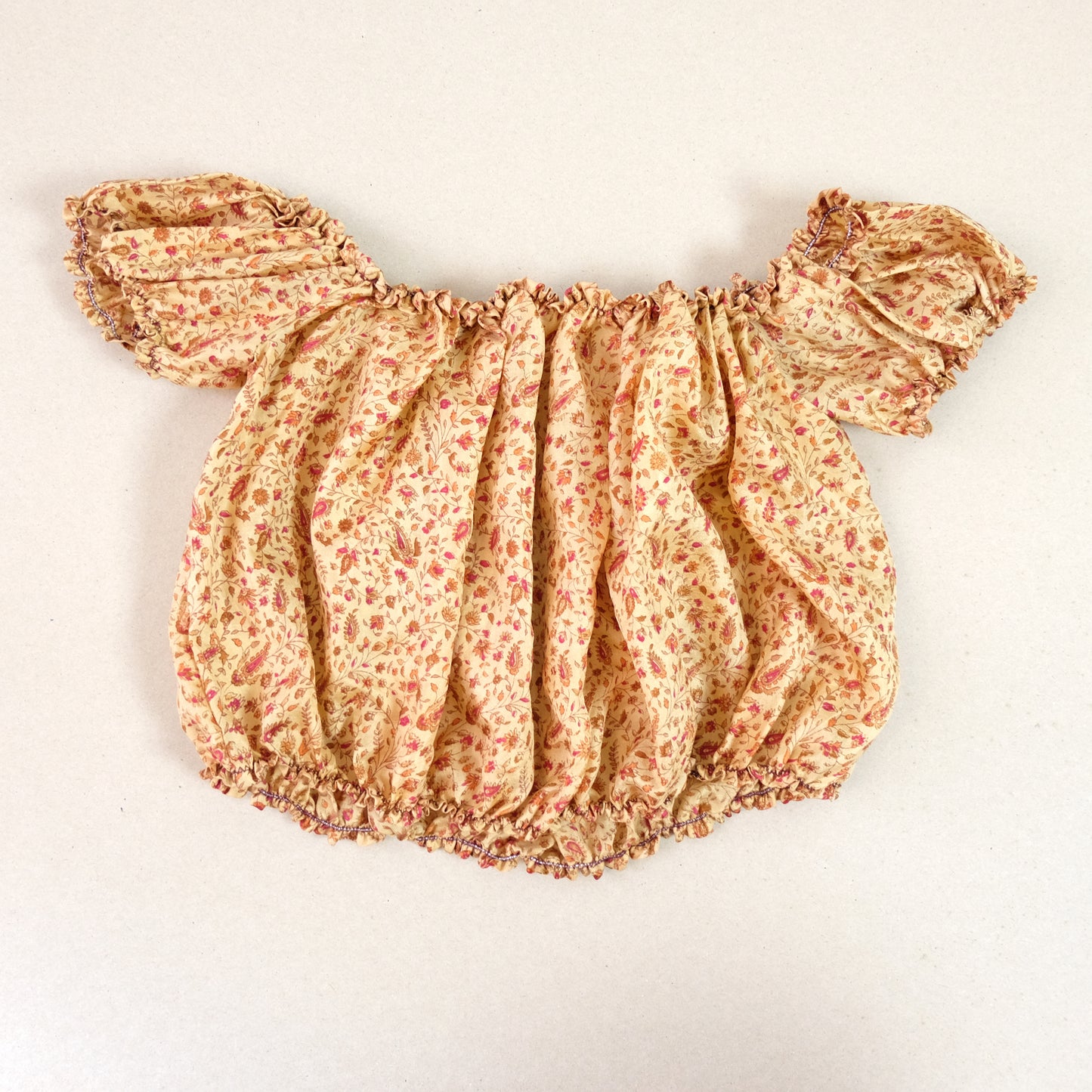 Top arricciato a fiori