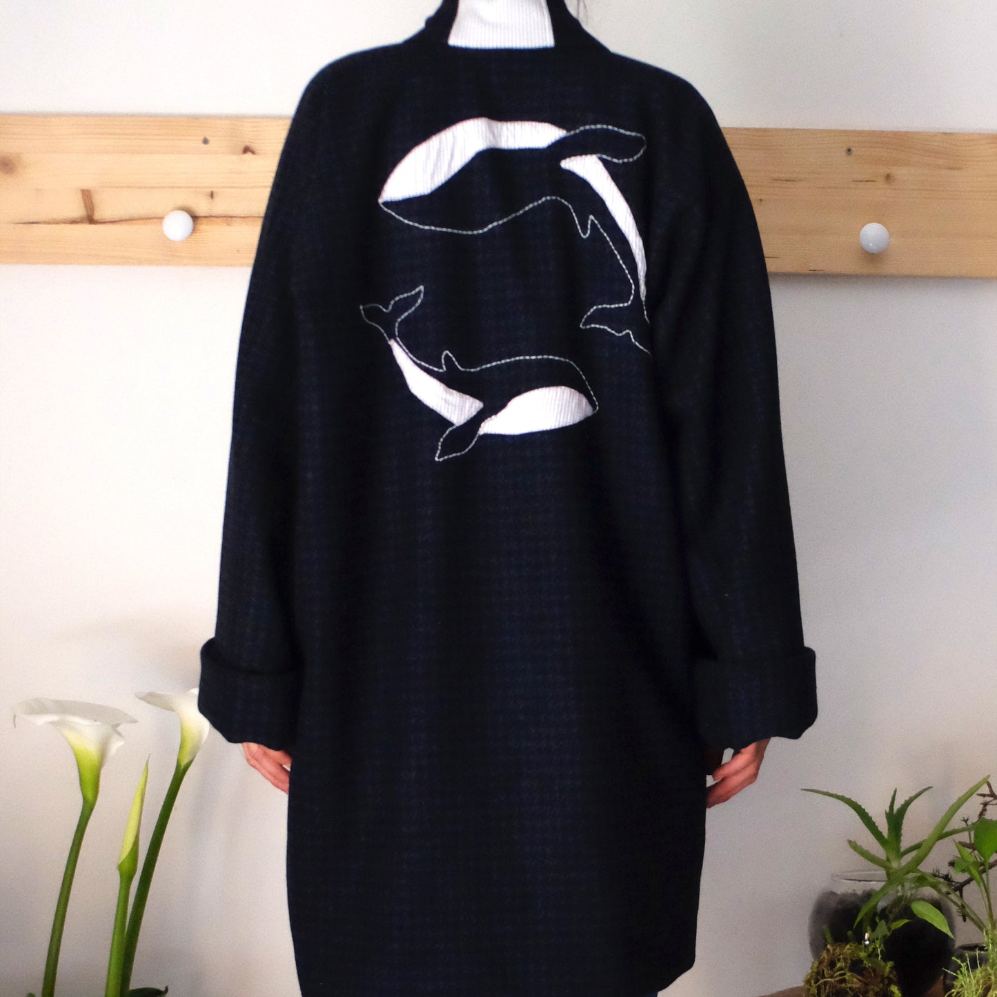 Progettazione capi personalizzati: avvolgenti casacche ispirate alla persona.