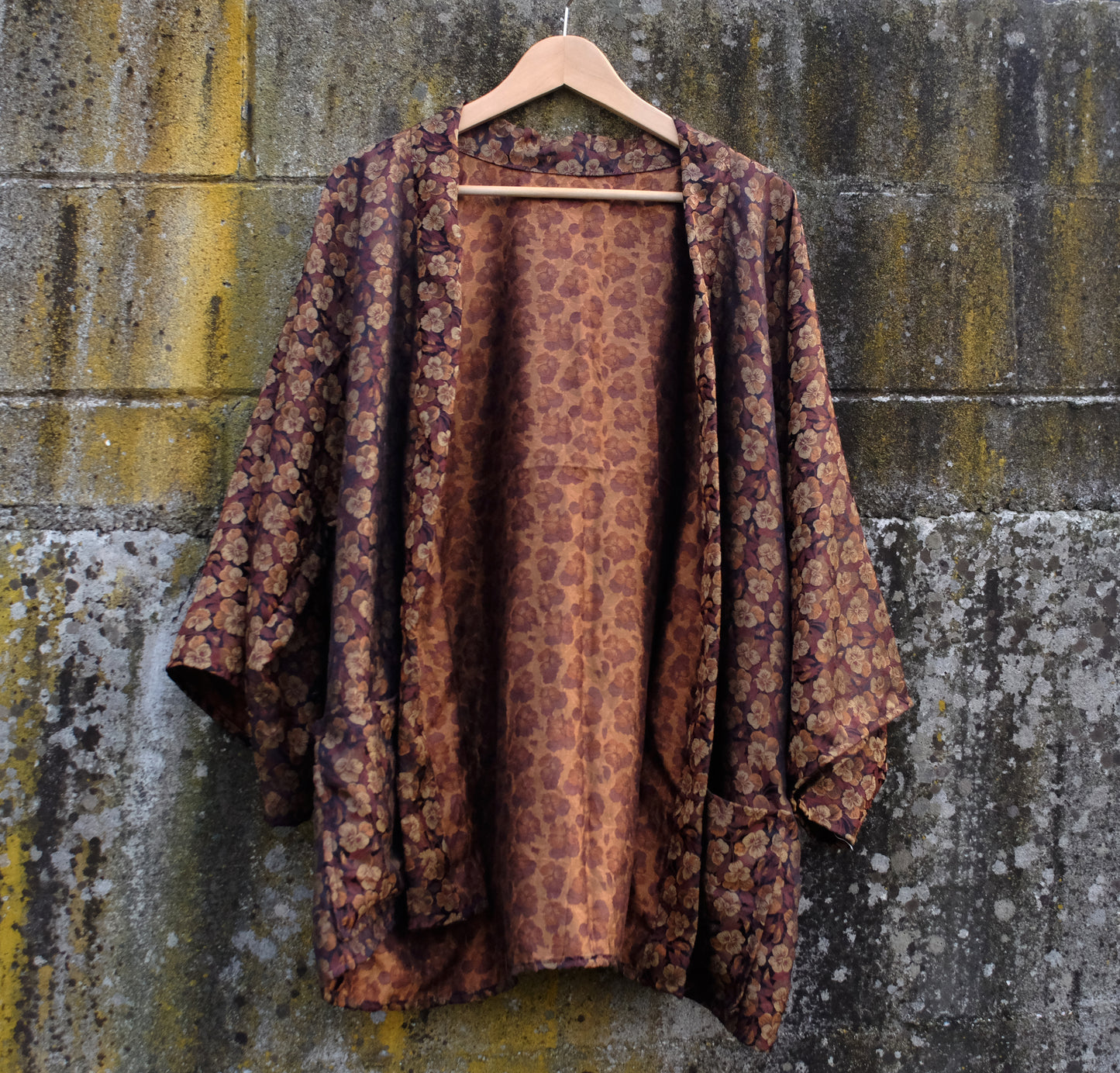 Progettazione capi personalizzati: avvolgenti casacche ispirate alla persona.