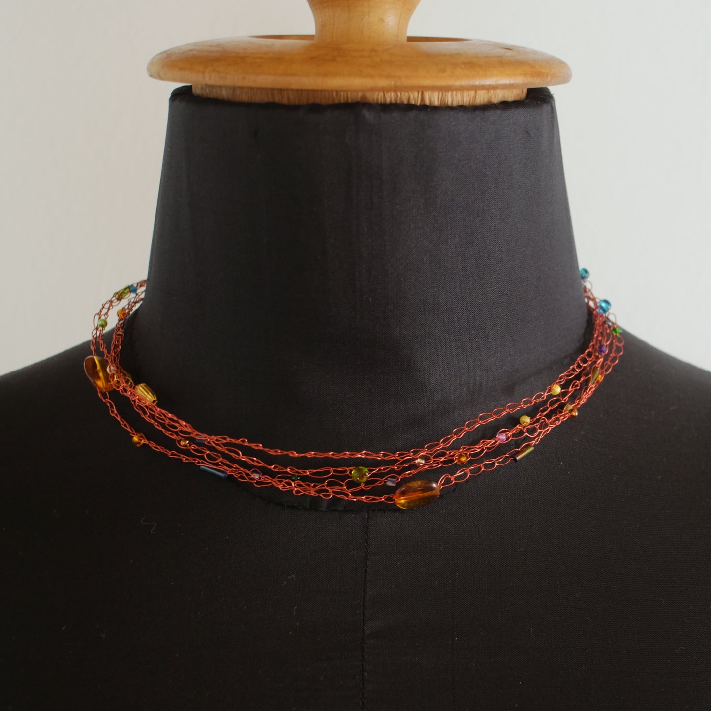 Collana in rame lavorato all'uncinetto con fiocco in seta