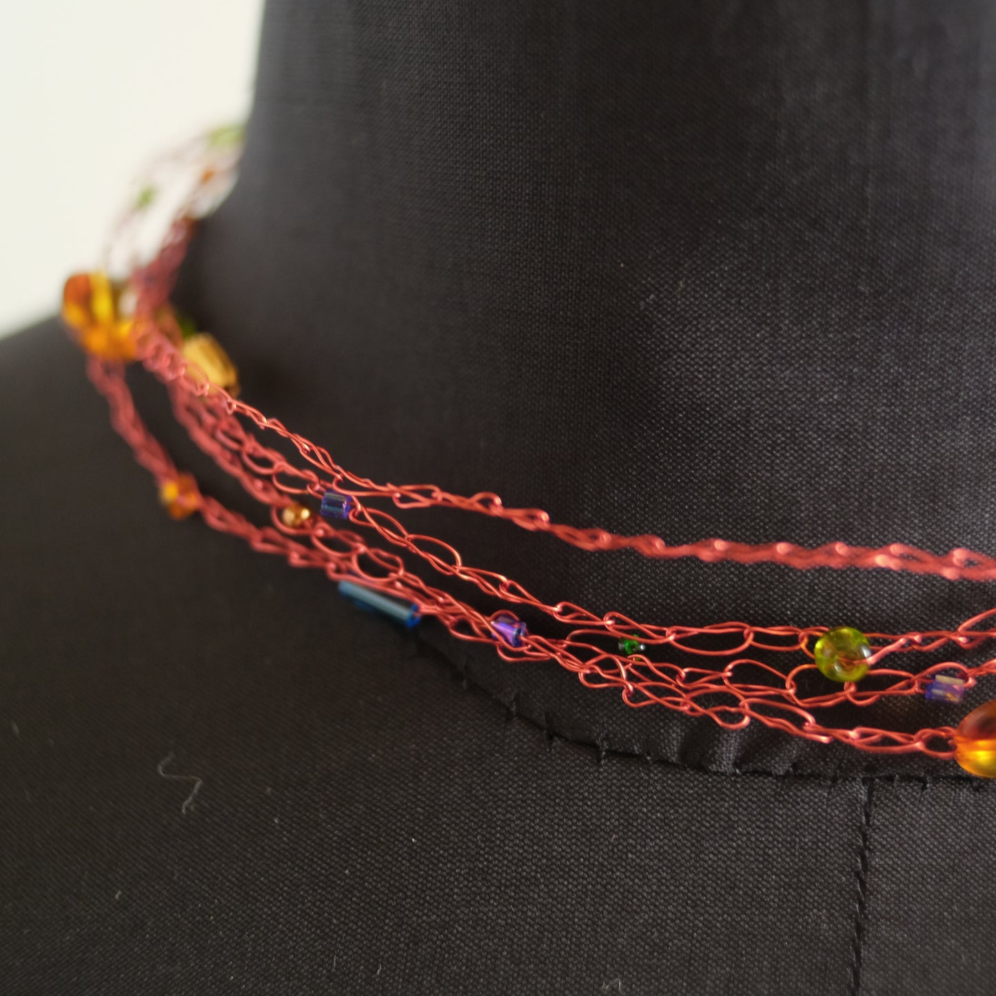 Collana in rame lavorato all'uncinetto con fiocco in seta