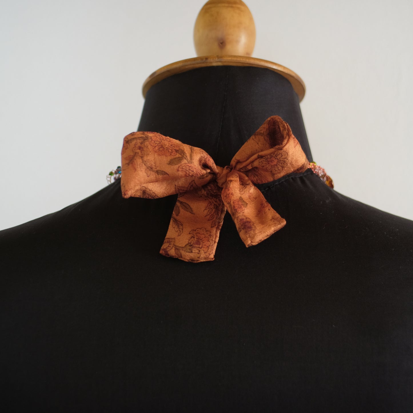 Collana in rame lavorato all'uncinetto con fiocco in seta