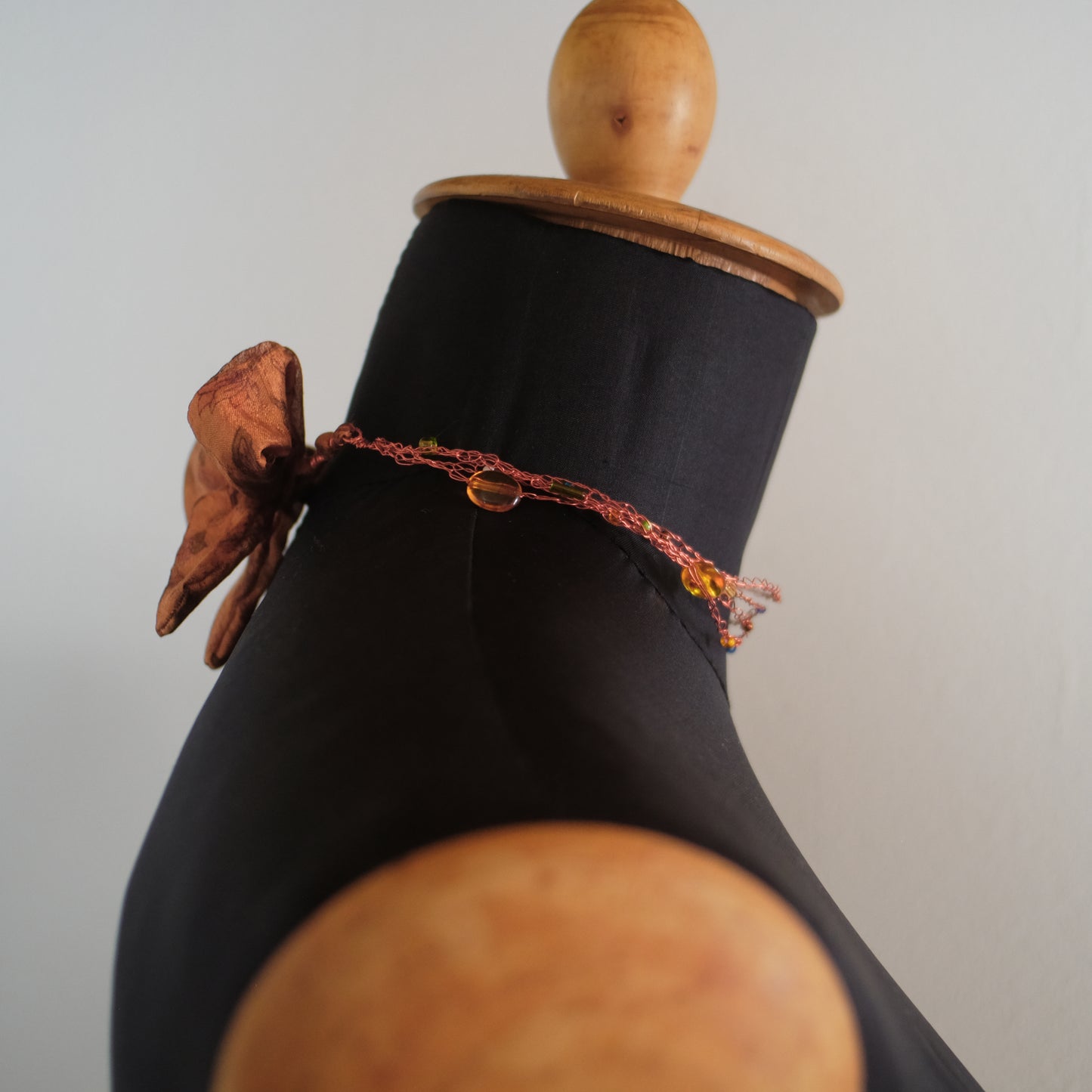 Collana in rame lavorato all'uncinetto con fiocco in seta