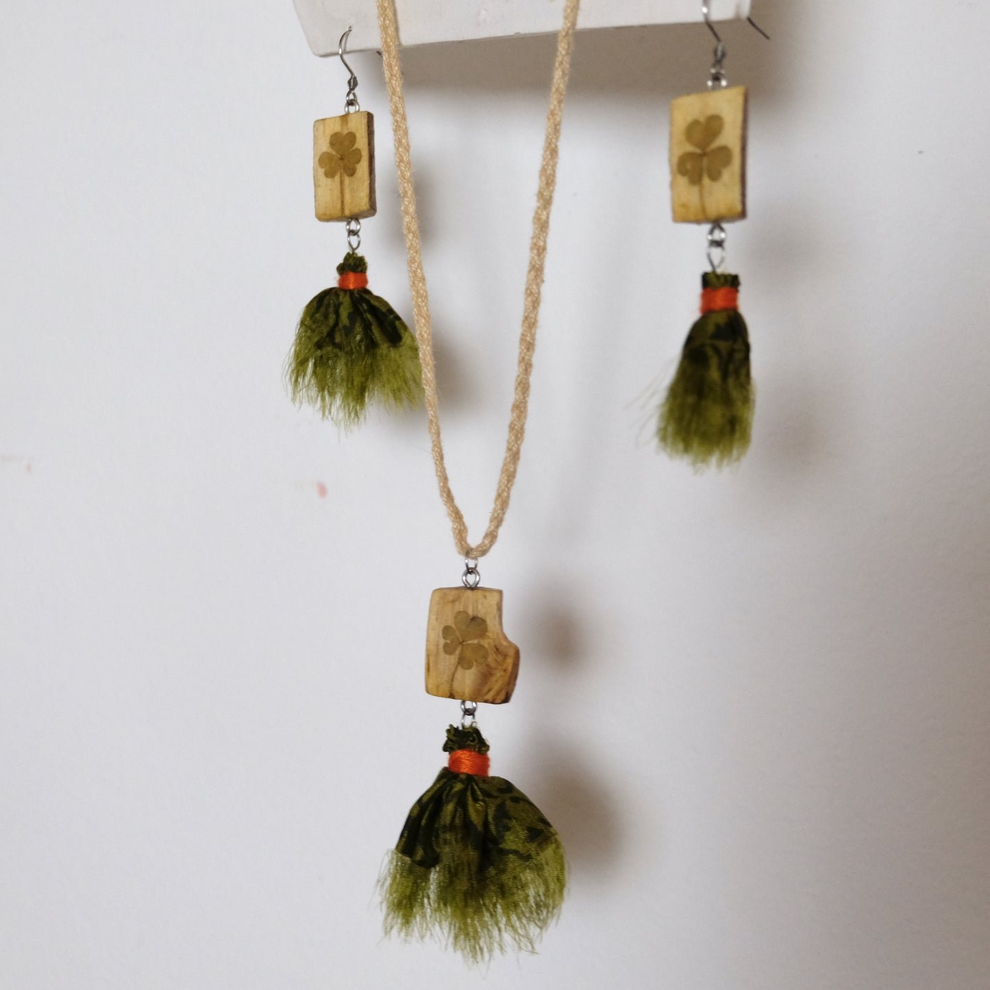 Orecchini pendenti in legno e seta. Acetosella
