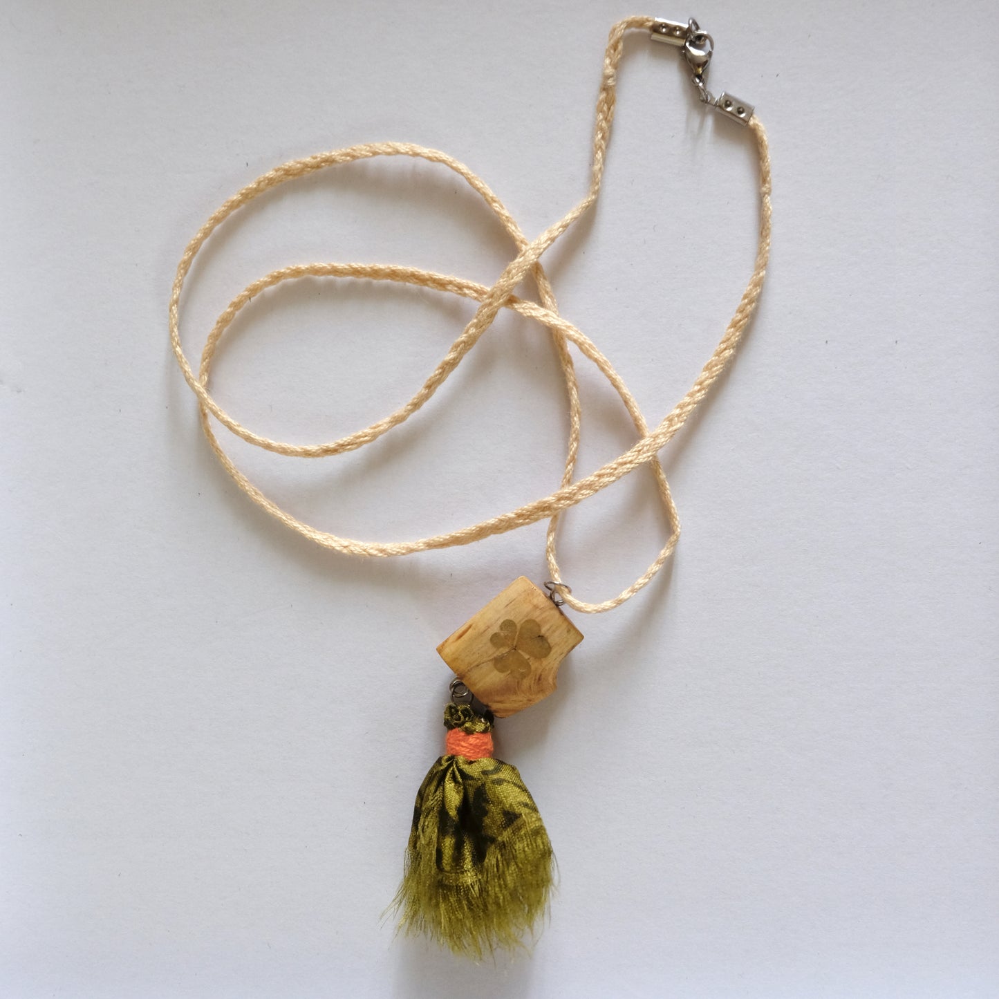 Collana con pendente in legno e seta. Acetosella