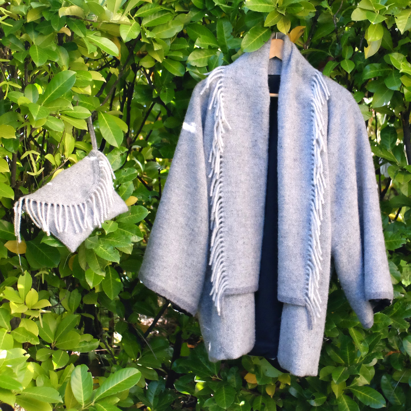 Progettazione capi personalizzati: avvolgenti casacche ispirate alla persona.