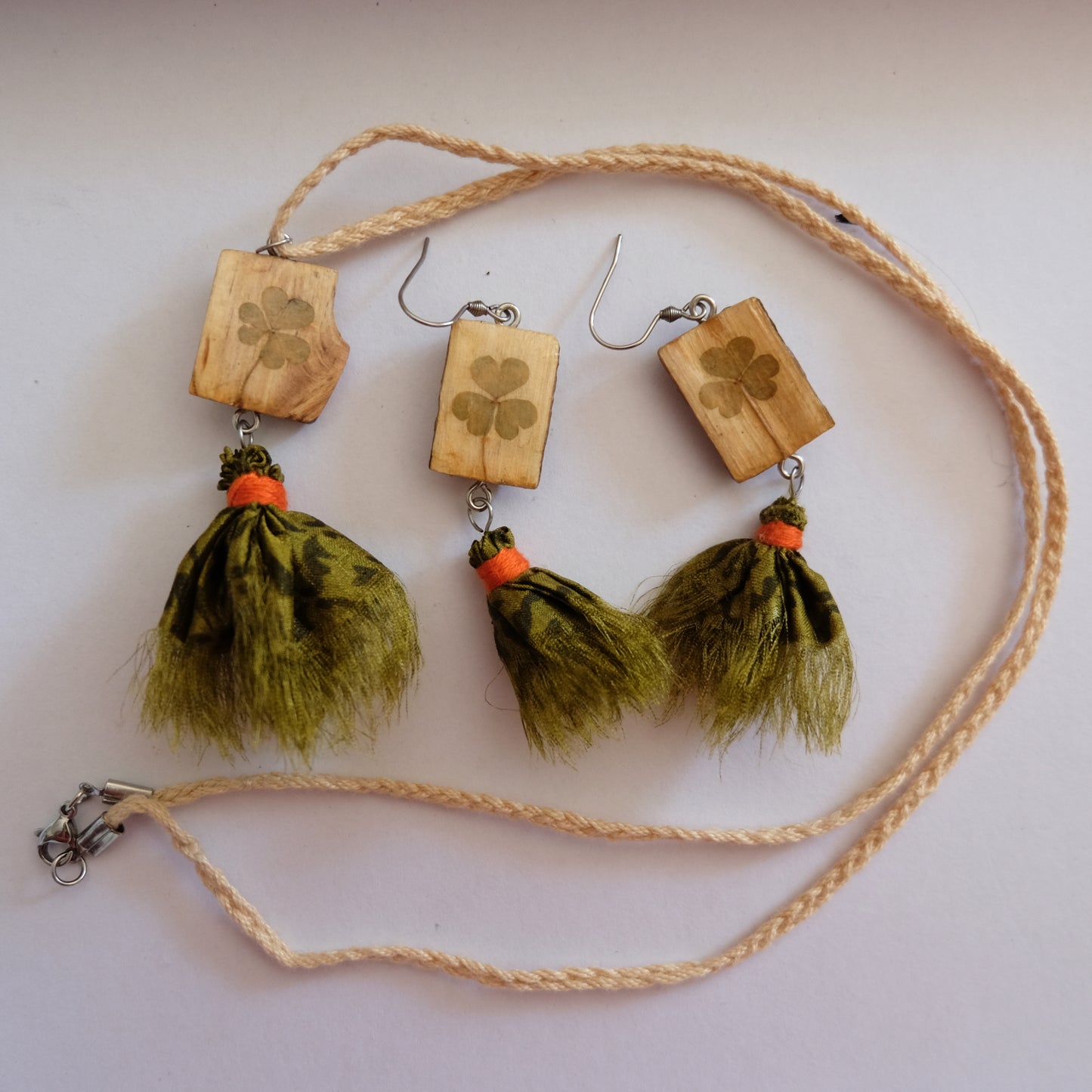 Collana con pendente in legno e seta. Acetosella