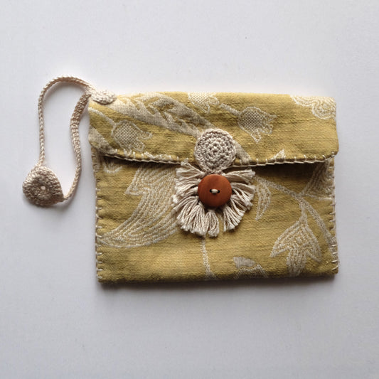 Custodia foderata e ricamata all'uncinetto