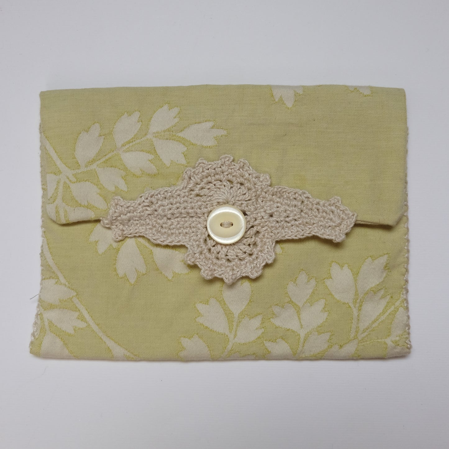 Custodia foderata e ricamata all'uncinetto