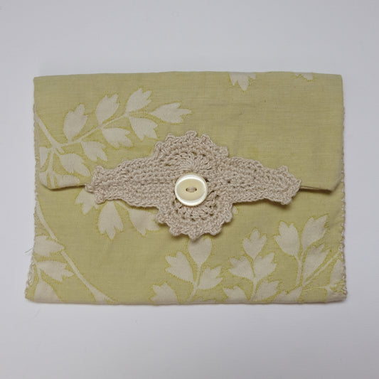 Custodia foderata e ricamata all'uncinetto