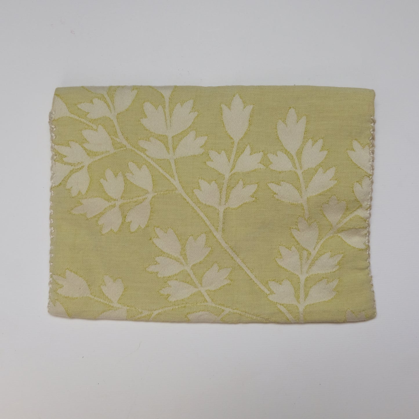 Custodia foderata e ricamata all'uncinetto